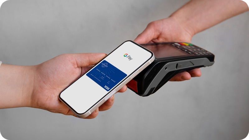 Lähimaksutapahtuma Google Paylla. Puhelimen lukitus pois päältä. Näytöllä Lainasto Visa-luottokortti.