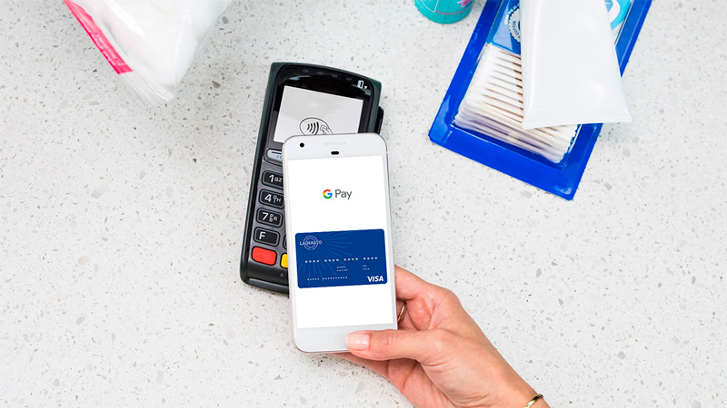 Lainasto Visa-luottokortti maksutapahtumassa Google Payn avulla kaupassa.